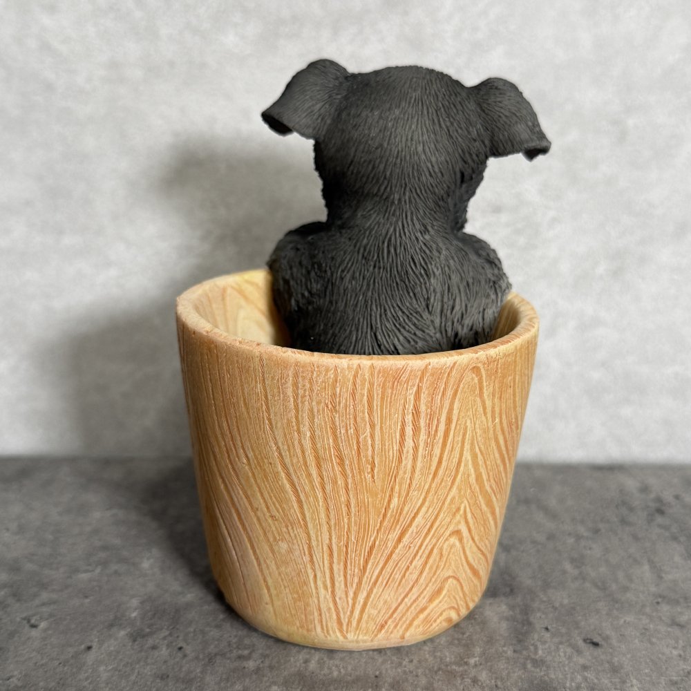 犬の置物 ペン立て woobia ウービア シュナウザー リアル動物オーナメント 高さ12cm 木目調バケツ ペンスタンド 鉛筆立て イギリス職人手彩色 デスク 書斎 オフィス 在宅ワーク 犬好き 誕生日 退職祝い 就職祝い 記念日 ギフト プレゼント おしゃれ
