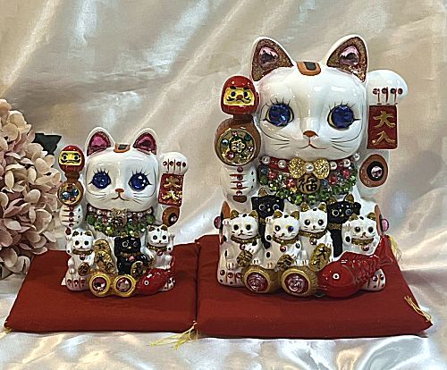【招き猫がパワーアップ！】ゴージャス デコレーション 招福招き猫：Lサイズ（貯金箱）【贈り物に】猫 ねこ cat キャット デコレーション 置物 風水 鯛 俵 まねきねこ ラインストーン キラキラ 商売繁盛 開店祝い 合格祈願 御祝 内祝 縁起物 誕生日 記念日 母の日 お祝い 贈り物 プレゼント ギフト 可愛い かわいい