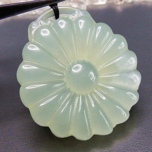 菊花紋彫りネフライト軟玉ヒスイ天然石ネックレス