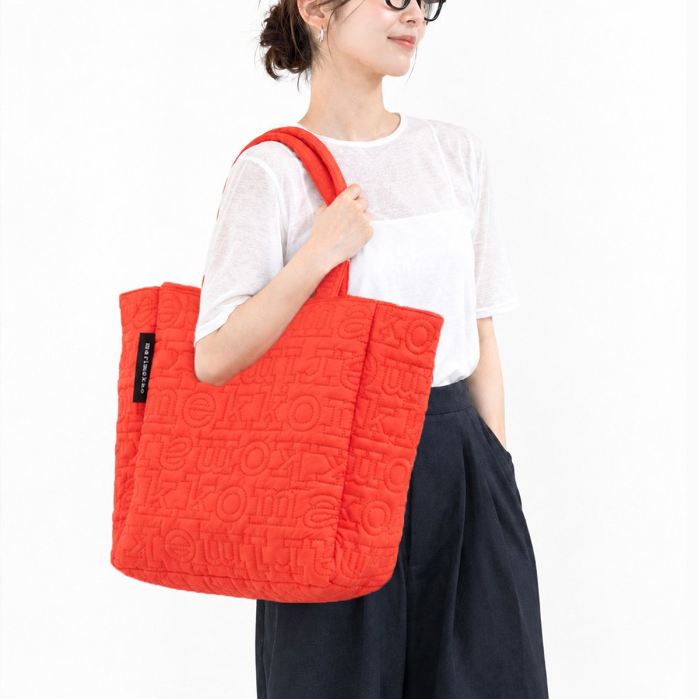 マリメッコ marimekko トートバッグ Joy ジョイ トート M 2026冬新作 ブランドロゴ レディース レッド 96116 096116 300 北欧 北欧雑貨 北欧デザイン 送別会 誕生日 お中元 結婚祝い 結婚式 高級 父の日 母の日 ホワイトデー