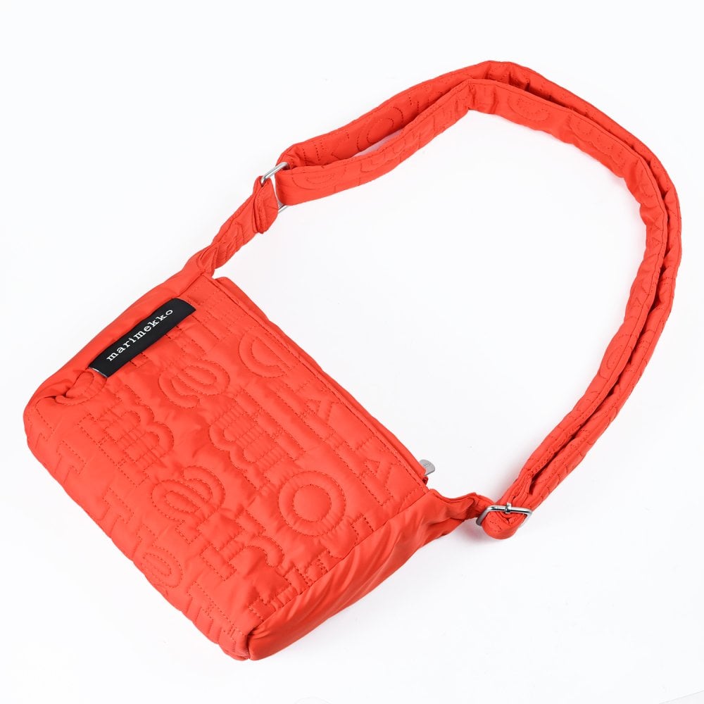 マリメッコ marimekko ショルダーバッグ Joy ジョイ クロスボディ S 2026冬新作 ブランドロゴ レディース レッド 96114 096114 300 北欧雑貨 北欧デザイン 送別会 誕生日 お中元 結婚祝い 結婚式 高級 父の日 母の日 ホワイトデー