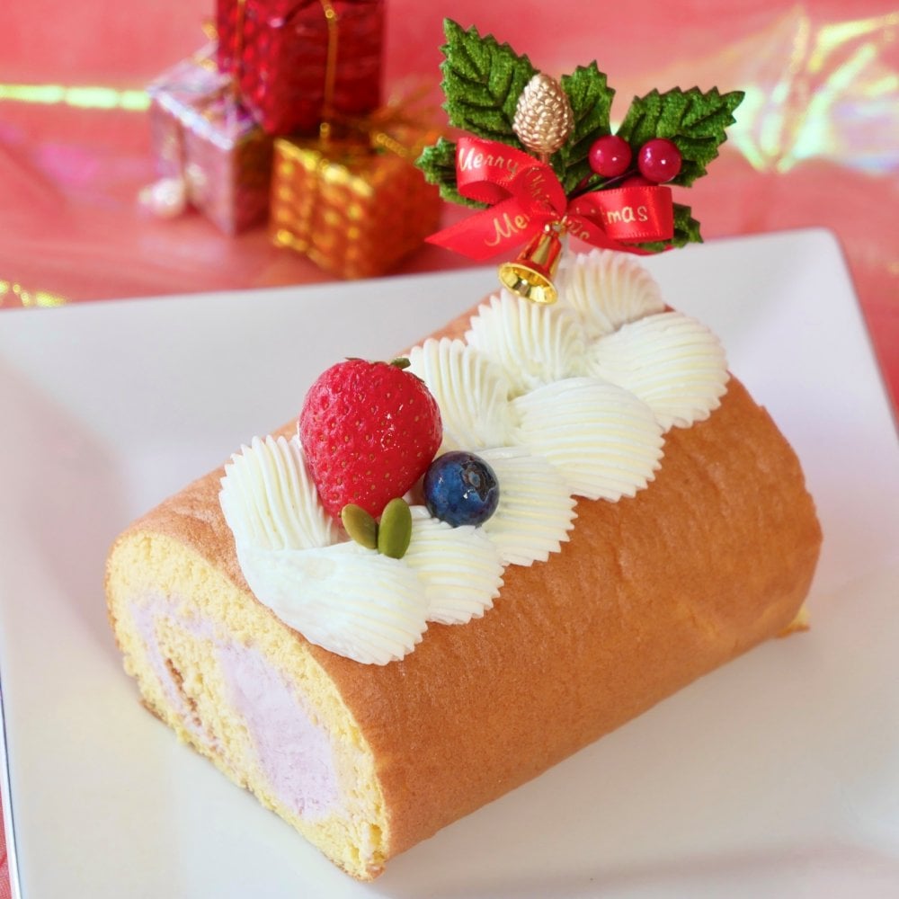 「 ハッピー クリスマス ロールケーキ 」 ワンちゃんもネコちゃんも飼い主さんも食べられる 美味しく贅沢なグルテンフリーケーキ ペットも飼い主様も大好きなケーキ♪ 家族みんなで美味しい贅沢をお楽しみください。はなとしっぽ初の人用ケーキコラボ商品！