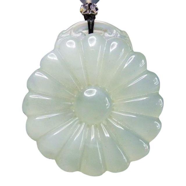 菊花紋彫りネフライト軟玉ヒスイ天然石ネックレス