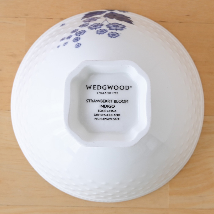 ウェッジウッド ストロベリー ブルーム インディゴ 夫婦茶碗 1053155 wedgwood  茶碗  ペア セット おしゃれ ブランド 高級 お茶碗 かわいい 白 陶器 結婚祝い 内祝い 新築祝 誕生日 プレゼント ギフト 電子レンジ 食洗機対応 引き出物 【正規品】