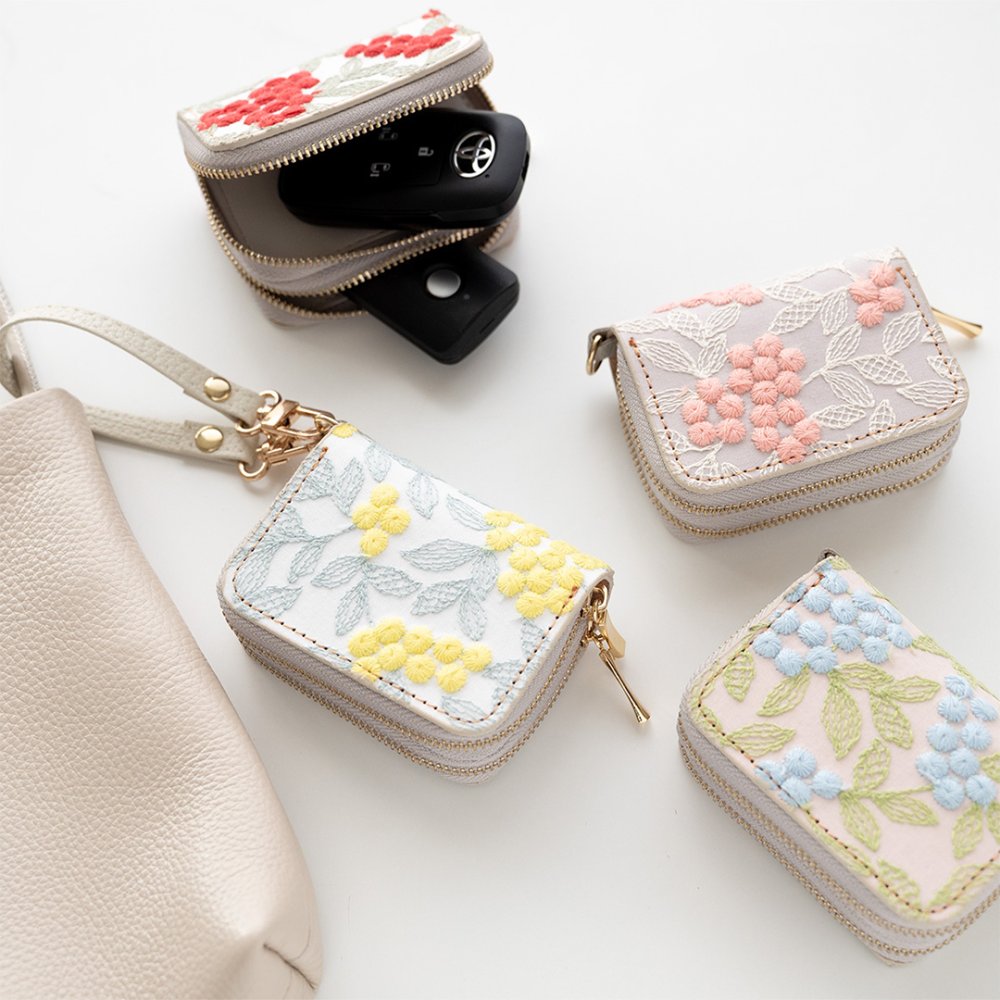 スマートキーケース ダブル 【 ぷっくりミモザ 】 刺繍 全面 2個収納 スマートキー 小物入れ くすみカラー