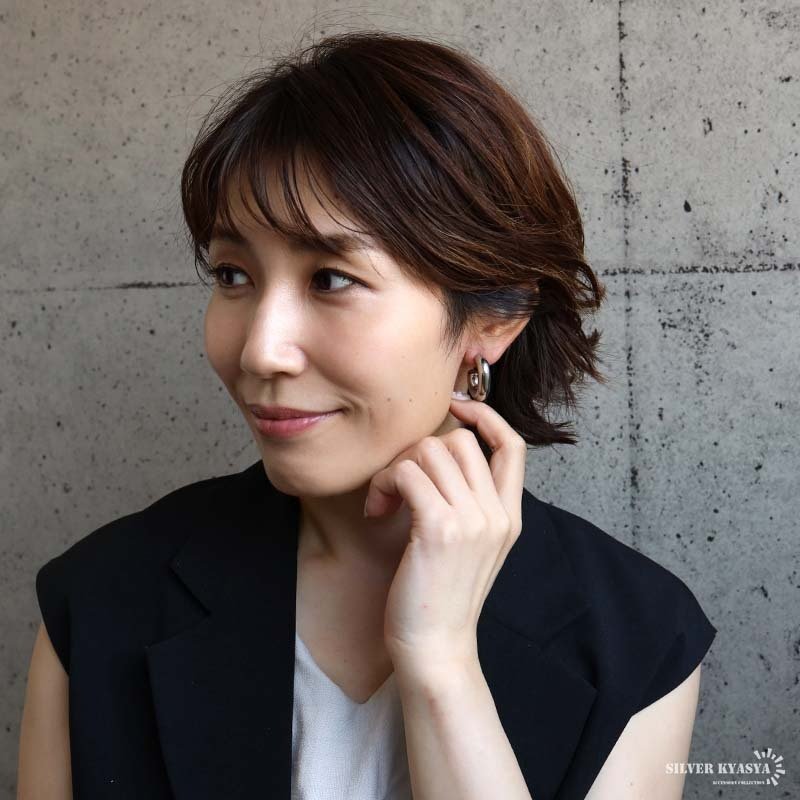 ステンレス 太幅 C型 フープピアス 2カラー レディース アクセサリー ぷっくり ボリューム 艶感 曲線 シンプル 存在感 大人可愛い おしゃれ 上品 カジュアル きれいめ モード ベーシック 耳元 顔周り 両耳用2点セット