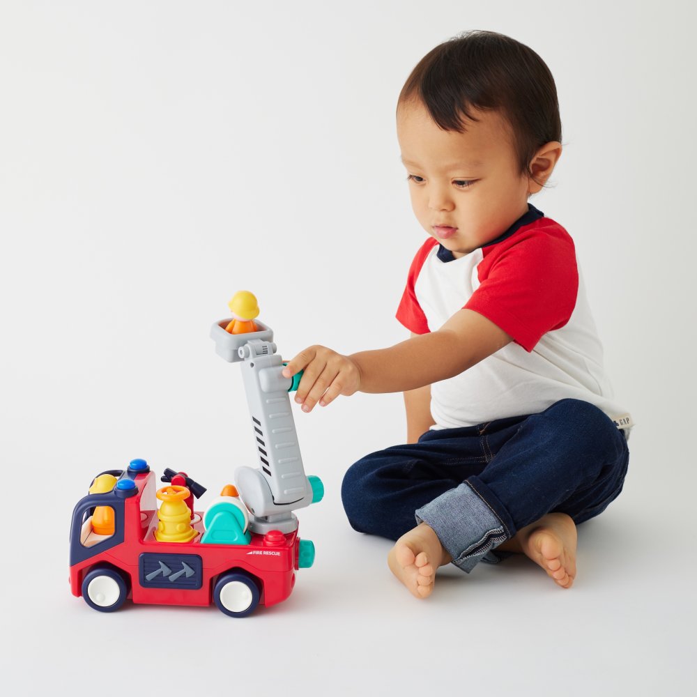 誕生日プレゼント Hola Toys オラトイズ 音がいっぱい 自分で走る しょうぼうしゃ 消防車 おもちゃ はたらく車 働く車 乗り物 はしご サイレン 音が鳴る 音楽 ごっこ遊び 消防士ごっこ レスキュー 人形付き 知育玩具 1歳半 18カ月 2歳 3歳 男の子 女の子 お祝い ギフト