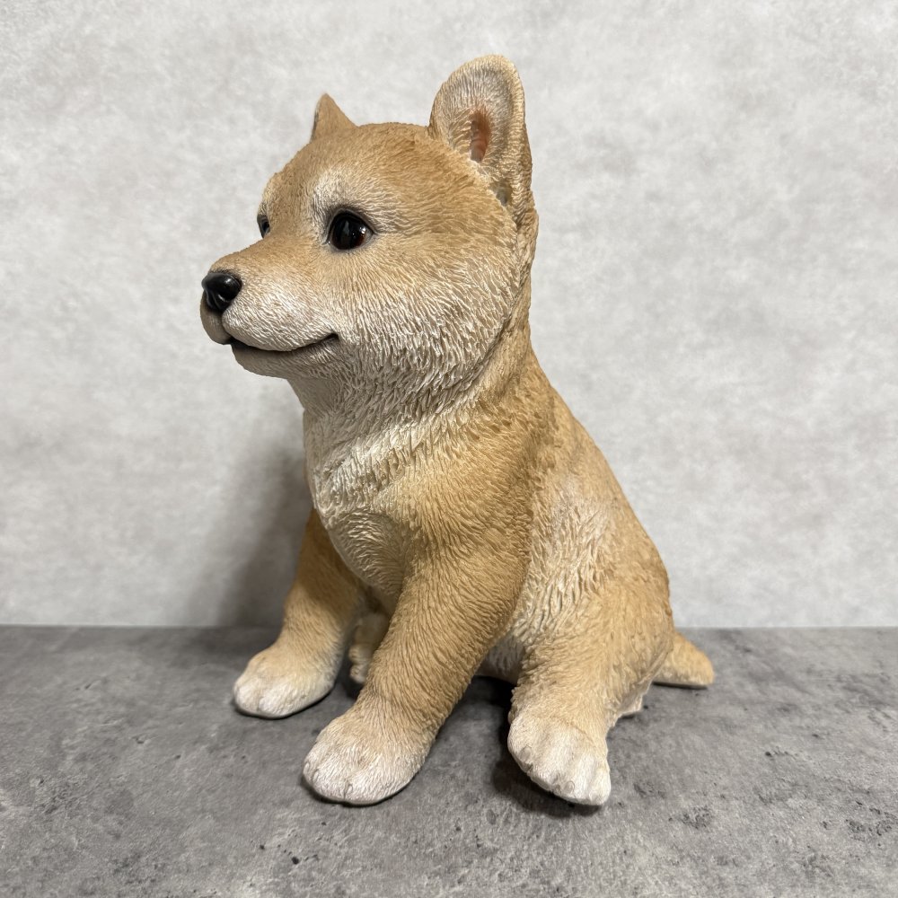 犬の置物 woobia ウービア お座り柴犬 中 笑顔 リアル動物オーナメント 高さ20cm イギリス職人手彩色 縁起物 戌年 守護犬 玄関 リビング 店舗 インテリア 犬好き 新築祝い 開店祝い 出産祝い お祝い ギフト プレゼント かわいい