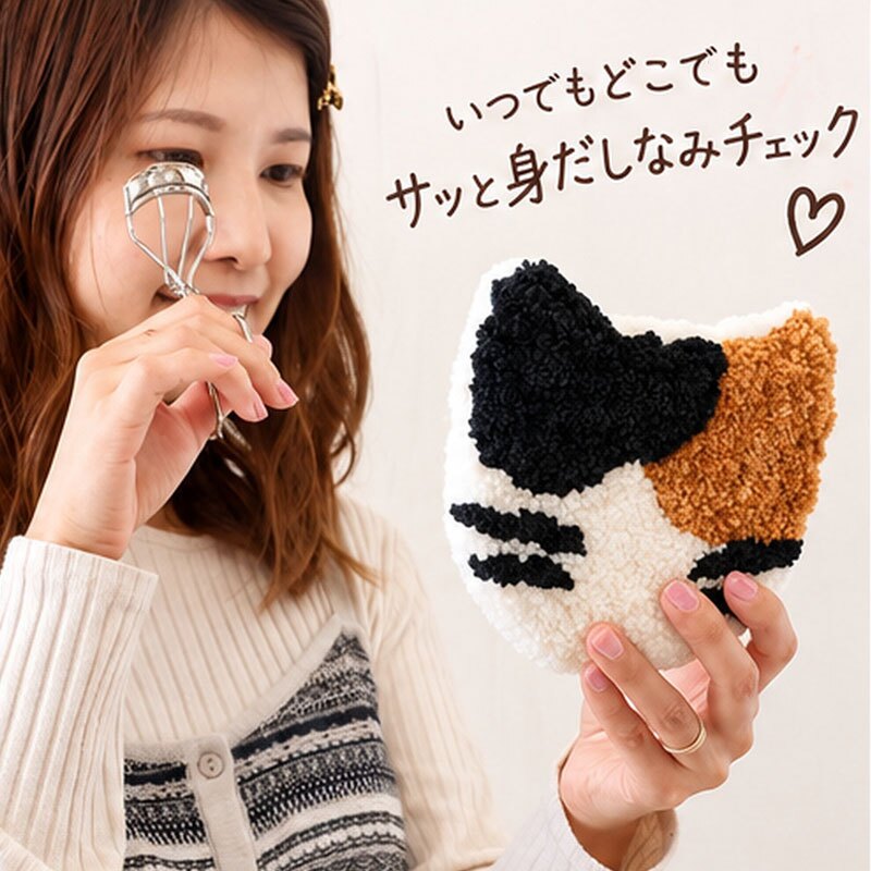 ミラー 手鏡 タフティングミラー 猫 コンパクトミラー ふわふわ もこもこ アニマル かわいい ねこ ネコ キャット 可愛い おしゃれ 鏡 アジアン雑貨 持ち運び ミケ ハチワレ 肉球 CAT 猫グッズ 15cm 贈り物 プレゼント ギフト もこもこ