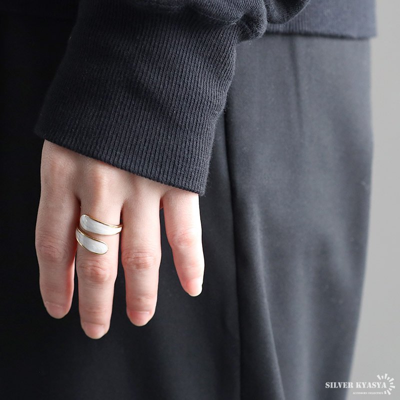 ステンレス 巻き付く ホワイトリング ニュアンスリング 幅広 太幅 ワイドリング ゴールド 18K GP フリーサイズ レディース 女性 指輪 金属アレルギー対応