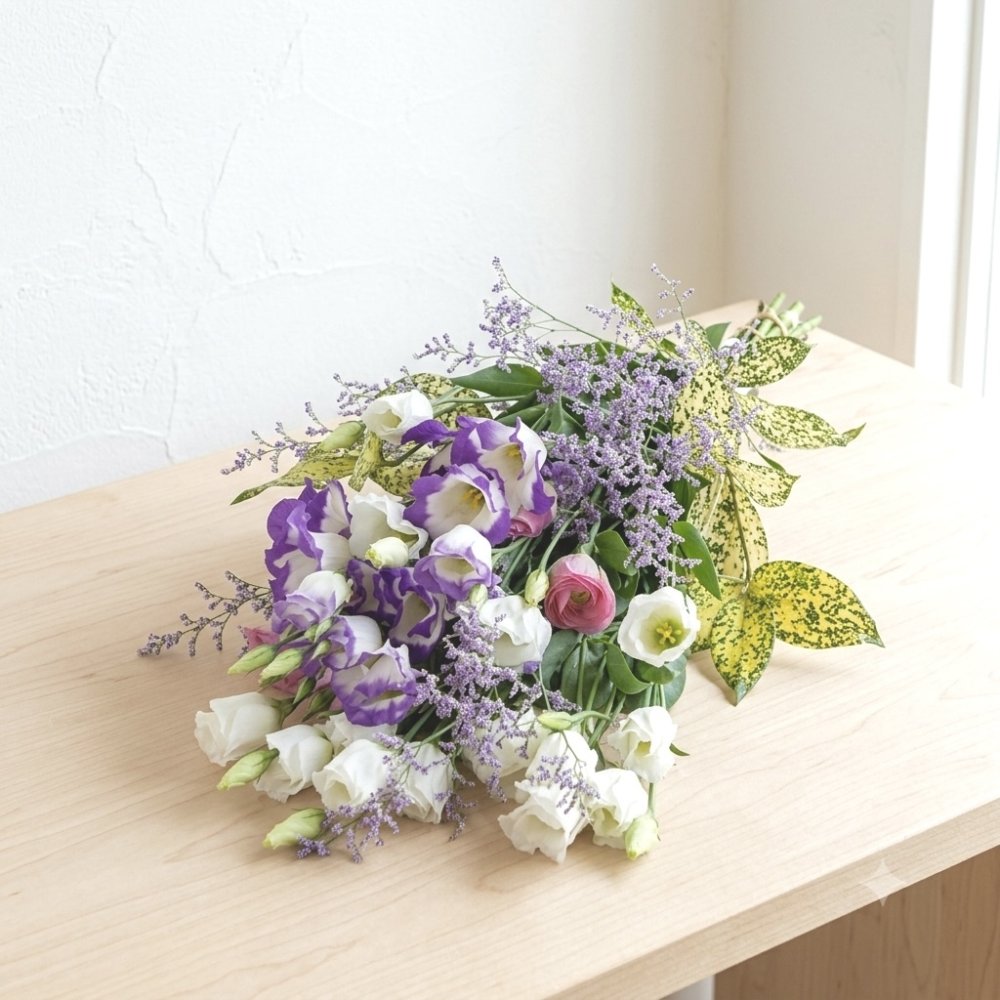 【花 お供え】生花　お供え花束＜洋花D＞ 法要 御仏前 ご希望の色合い イメージで 花屋さんの手作り 画像配信 メッセージカードOK 北海道・沖縄・九州・四国・中国・離島への配送は不可
