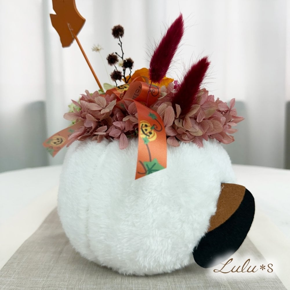 【秋季限定】プリザーブドフラワー ハロウィン 飾り ふわふわ シマエナガ ぬいぐるみ 鳥 雪の妖精 アニマル 花 ギフト プレゼント アレンジメント 秋 インテリア オブジェ 雑貨 バラ アジサイ 誕生日 お祝い バースデー ハロウィングッズ 置物 卓上 癒し 女性 友達 子供