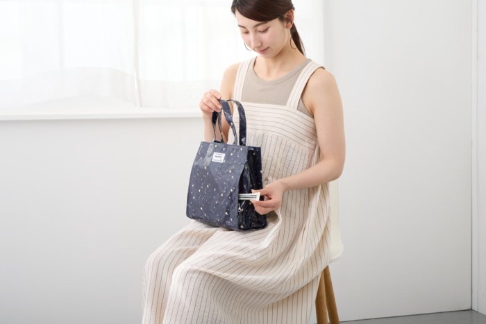 トートバッグ ラミネート 通販 サブバッグ レディース ミニ 小さめ コンパクト お弁当バッグ スクエア ハンド マチ付き 撥水 はっ水 通学 通勤 おでかけ ギフト プレゼント 雨の日 ROOTOTE オールシーズン お散歩 かわいい 可愛い おしゃれ お洒落