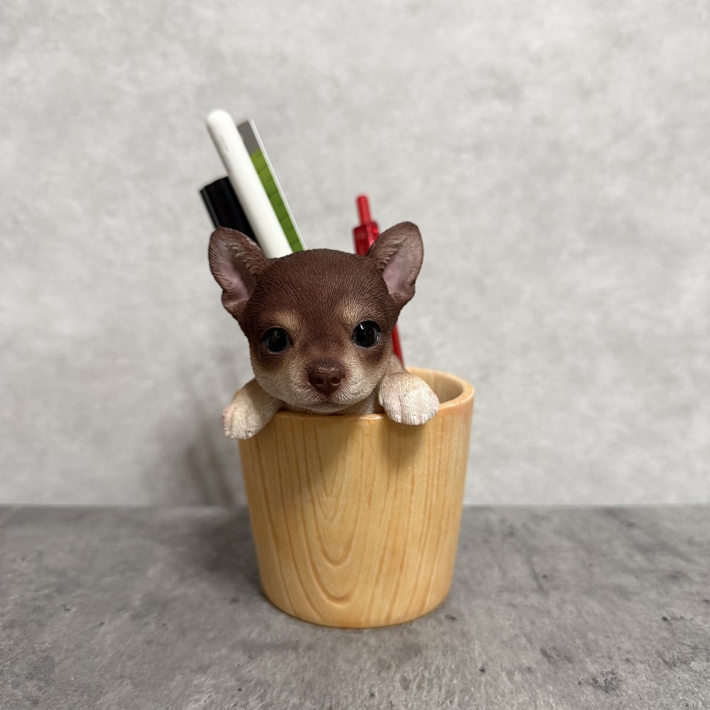 犬の置物 ペン立て woobia ウービア チワワ リアル動物オーナメント 高さ12cm 木目調バケツ ペンスタンド 鉛筆立て イギリス職人手彩色 デスク 書斎 オフィス 在宅ワーク 犬好き 誕生日 退職祝い 就職祝い 記念日 ギフト プレゼント おしゃれ