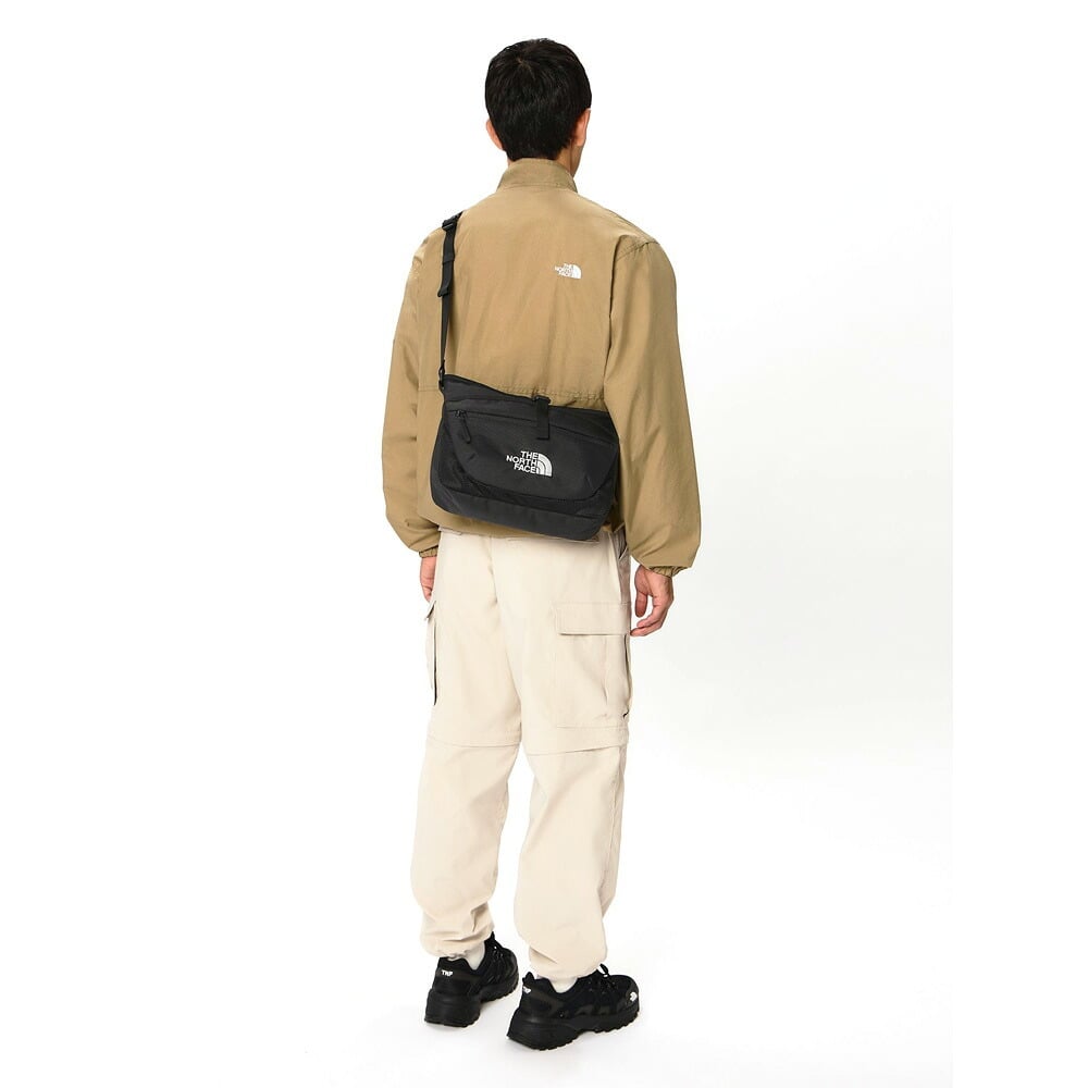 ノースフェイス ショルダーバック リープショルダー THE NORTH FACE NM72601 LEAP SHOULDER 8L 標準的なサイズ 長財布 ペットボトル 折りたたみ傘 ブラック 黒 ホワイト レッド グレー