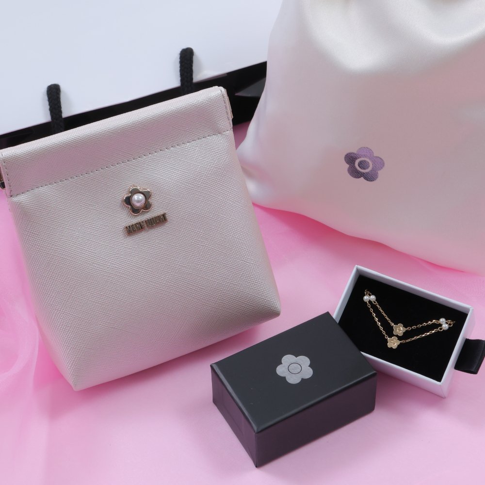 【公式】MARY QUANT マリークヮント サフィアーノ パールバネクチポーチ & ステーションパール ネックレス ゴールド & ステーションパール ブレスレット ゴールド セット