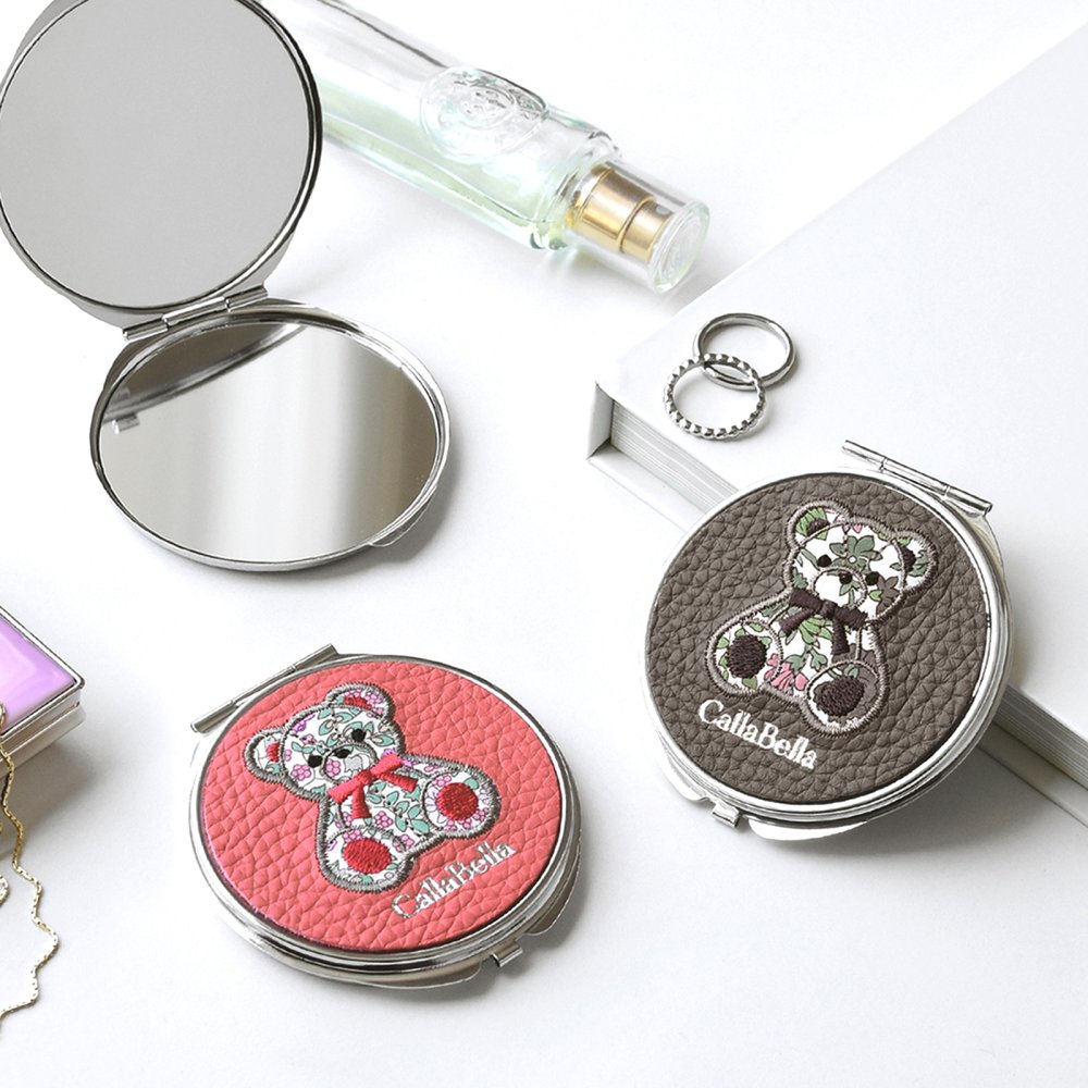 【送料無料】 シュリンクレザー × リバティ コンパクトミラー 【国産本革】 テディベア 刺繍 丸型 折りたたみ 2倍拡大鏡付き 薄型 アップリケ 花柄 牛革 かわいい
