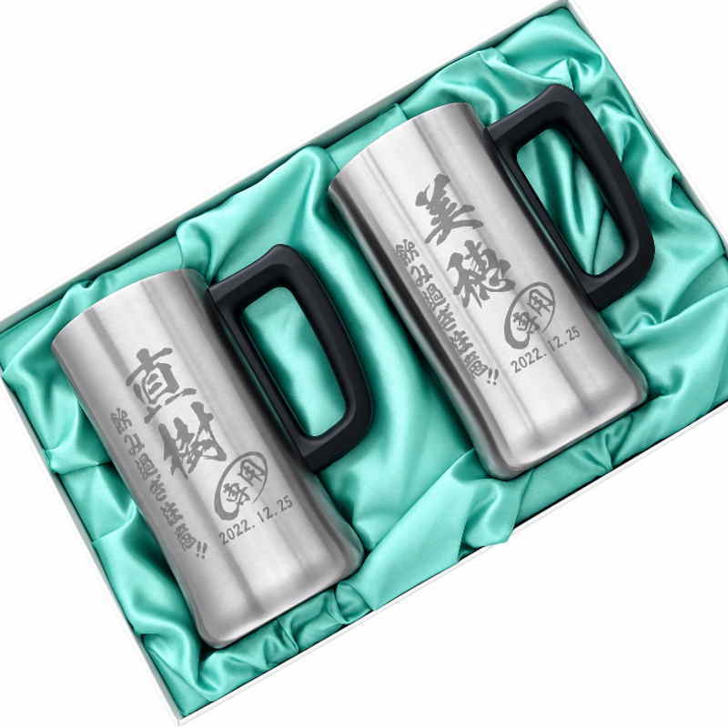 名入れ ビールジョッキ ペア 名前入り プレゼント 真空断熱 保温 保冷 ステンレス ステンレスジョッキ 彫刻 刻印 印字 グラス コップ ビアグラス おしゃれ ビールグラス 父の日 母の日 還暦祝い 退職 誕生日 結婚祝い 昇進 無料 ラッピング ジョッキ 記念品 送別会 実用的 ネーム入れ 男性 女性 バースデー ギフト 470 ml 化粧箱 入り ビアジョッキ セット C33