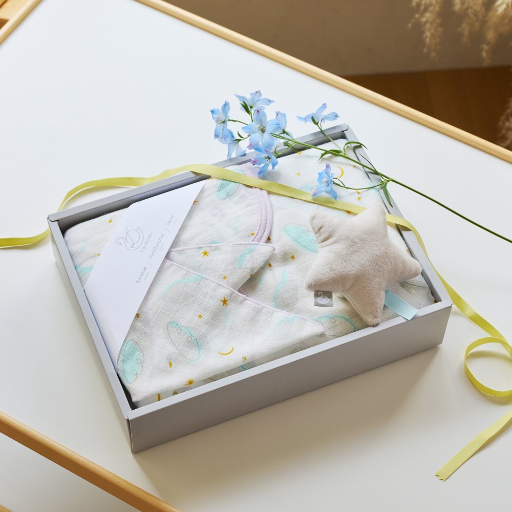 出産祝い D by DADWAY ディーバイダッドウェイ ガーゼおくるみ スワドル ギフトセット M スワンレイク ラベンダー ガーゼハンカチ スターラトル ガラガラ 星 日本製 ダブルガーゼ 117cm 新生児 0歳 赤ちゃん ファーストトイ 男の子 女の子 ベビーシャワー 出産内祝い ギフト