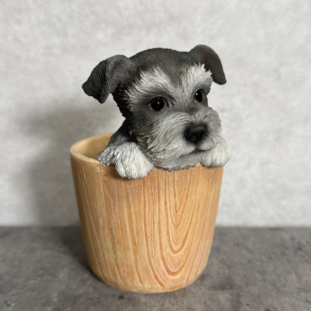 犬の置物 ペン立て woobia ウービア シュナウザー リアル動物オーナメント 高さ12cm 木目調バケツ ペンスタンド 鉛筆立て イギリス職人手彩色 デスク 書斎 オフィス 在宅ワーク 犬好き 誕生日 退職祝い 就職祝い 記念日 ギフト プレゼント おしゃれ