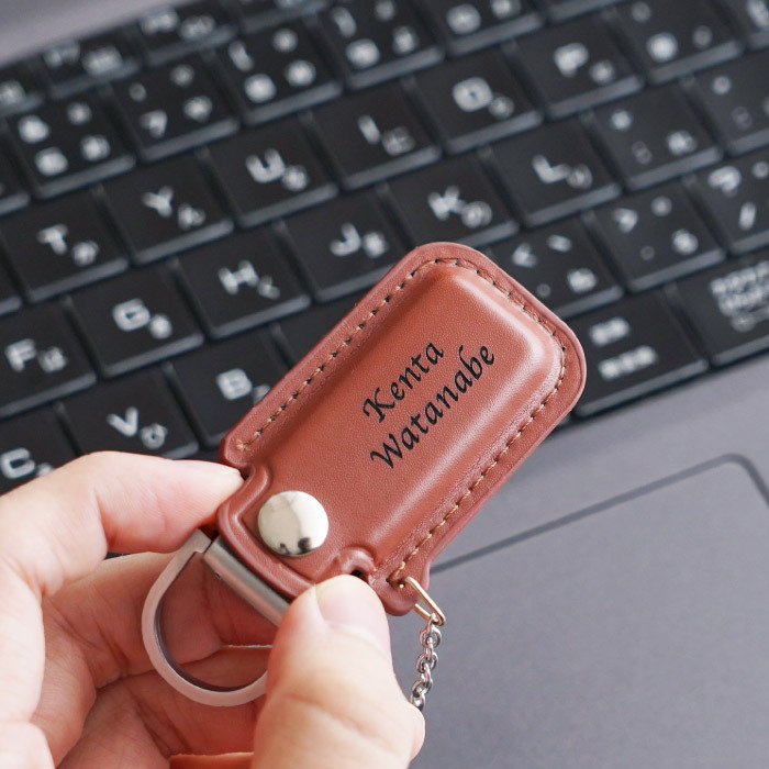 【 送料無料 】【 名入れ レザー カバー付 USBメモリ 128GB 】 名前入り usb メモリ プレゼント 人気 おすすめ ケース 革 おしゃれ 名入り 就職 退職 送別 祝い ギフト 男性 女性 送別会 入学 卒業 昇進 記念品 誕生日
