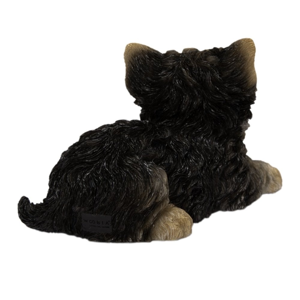 置物 woobia ウービア 犬 ヨーキー ふせするヨークシャーテリア 中 幅14cm 子犬 小型犬 寝そべり リアル 本物そっくり イギリス生まれ 職人手彩色 縁起物 戌年 玄関 インテリア 新築祝い 引っ越し祝い 開店祝い 出産祝い 誕生日 お祝い ギフト プレゼント 犬好き