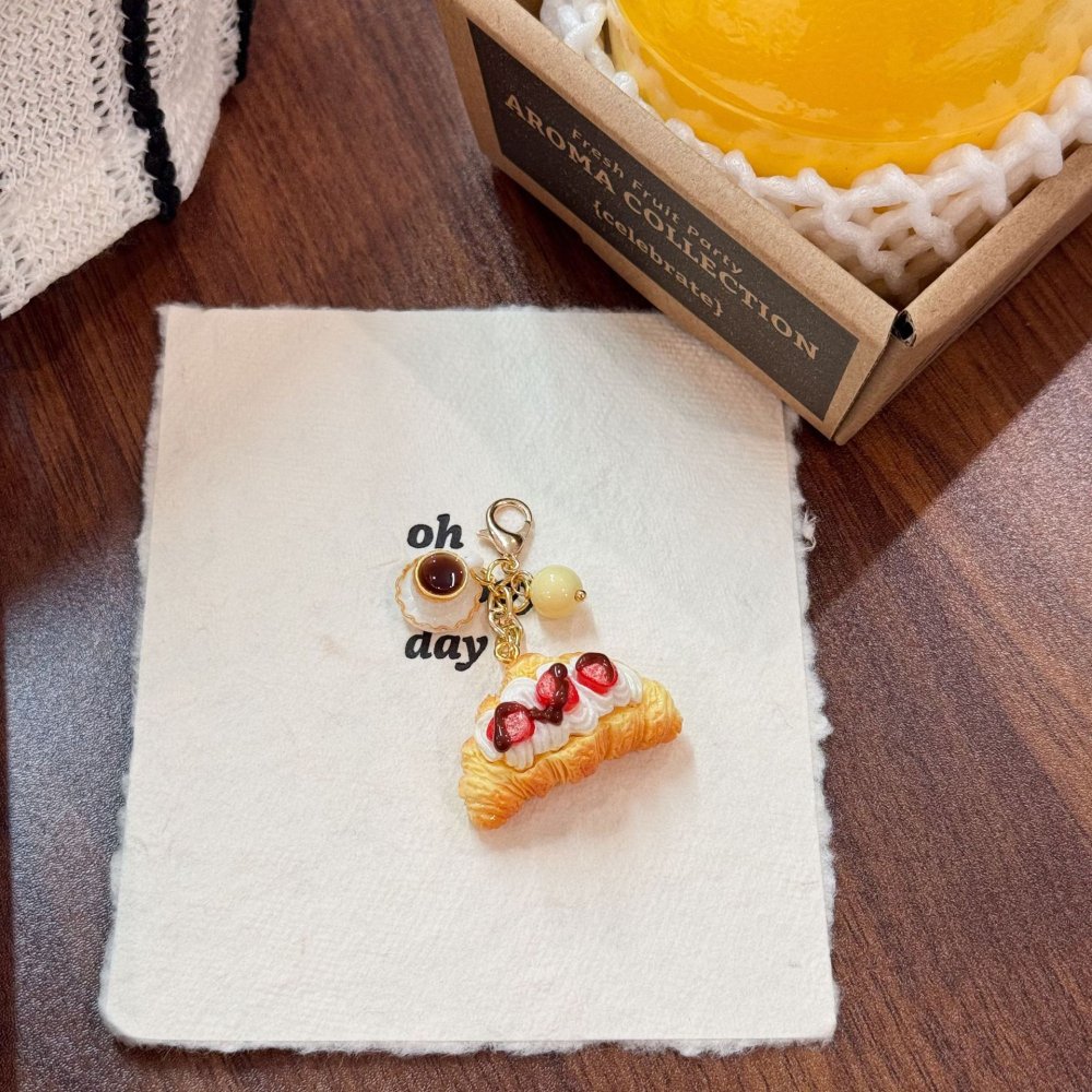 クロワッサン キーホルダー 2個セット ミニチュア パン スイーツ風 チャーム クリーム デコ バッグチャーム スマホストラップ ポーチ ファスナー 小物 かわいい ギフト