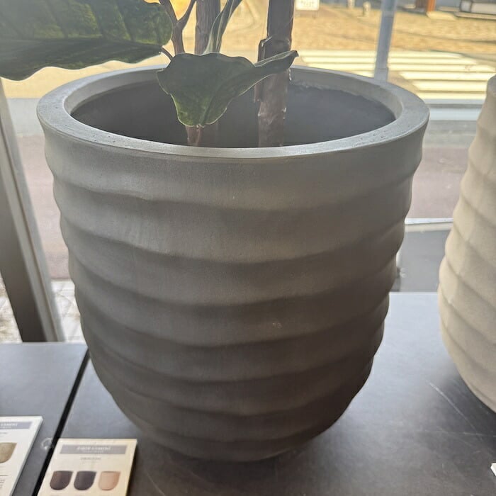 鉢カバー おしゃれ 大型 13号 φ40×H44cm Mサイズ 植木鉢 KONTON コントン アプス 丸型 ラウンド ファイバーストーン 軽量 室内 屋内 高級 北欧 モダン ナチュラル 観葉植物用 サボテン 多肉植物 特大 玄関 プランター 底穴なし ブラウン グレー
