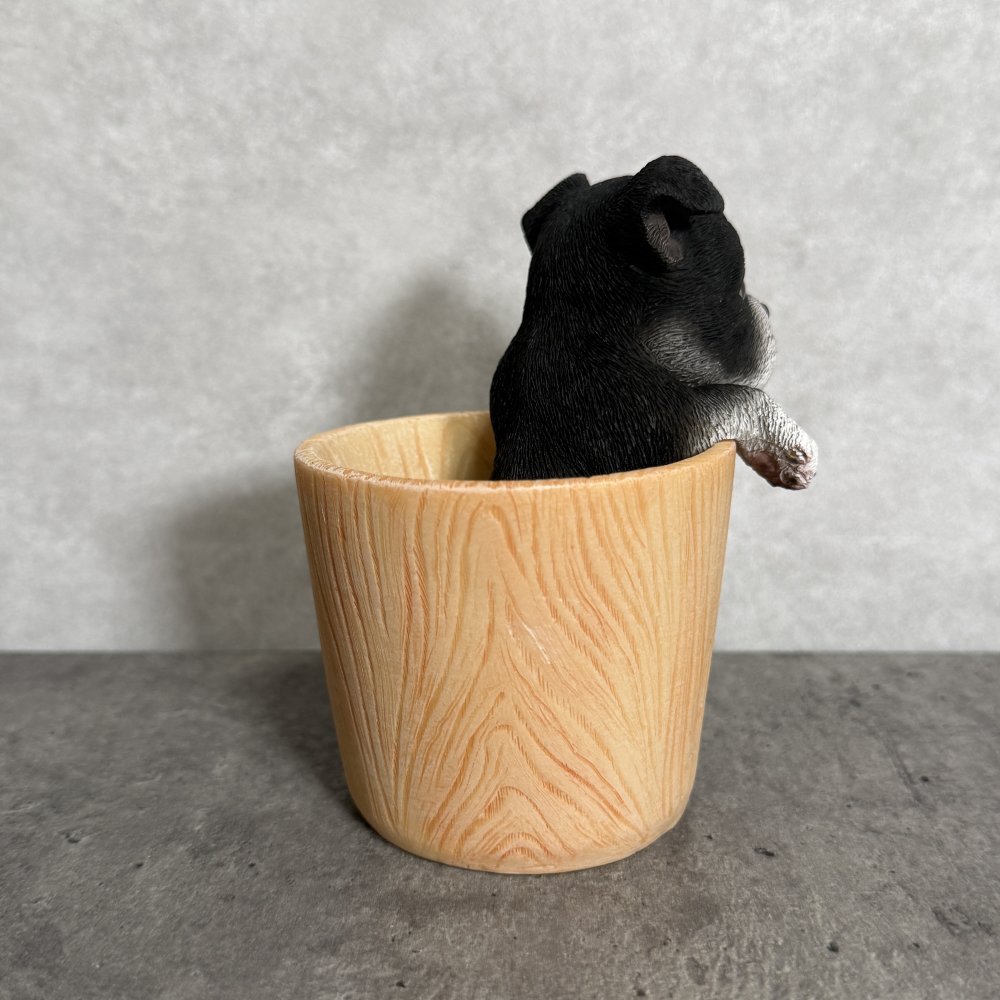 犬の置物 ペン立て woobia ウービア ボストンテリア リアル動物オーナメント 高さ12cm 木目調バケツ ペンスタンド 鉛筆立て イギリス職人手彩色 デスク 書斎 オフィス 在宅ワーク 犬好き 誕生日 退職祝い 就職祝い 記念日 ギフト プレゼント おしゃれ