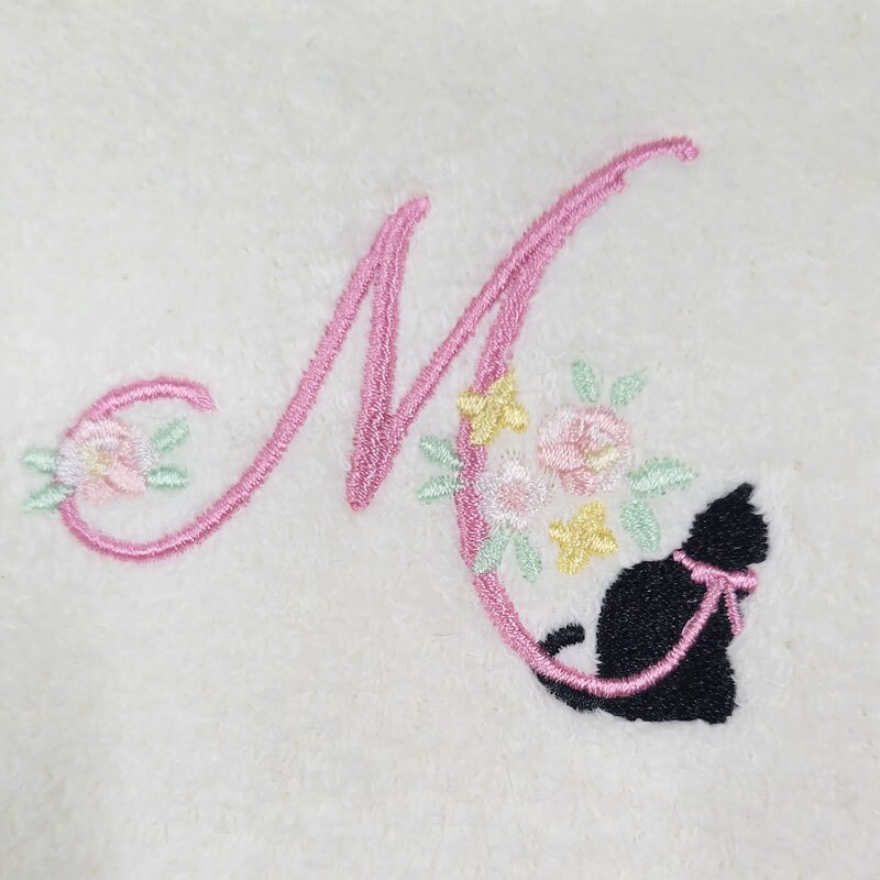 タオルハンカチ アルファベットタオル ハンカチ イニシャル 刺繍 おしゃれ かわいい レディース ハンドタオル ミニギフト リボン ワンポイント 高級感 個別包装 ふわふわ フリル 大人女子 人気 推し ウェディング プレゼント ギフト 綿100％