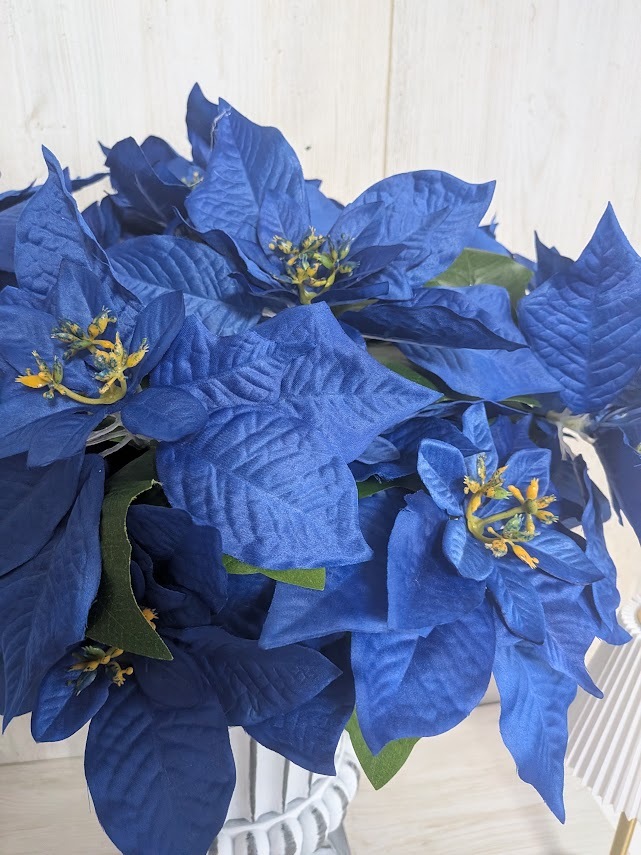 造花　ポインセチアアレンジ　　鮮やかな青