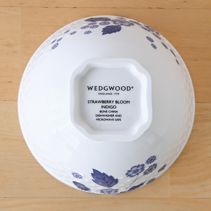 ウェッジウッド ストロベリー ブルーム インディゴ 夫婦茶碗 1053155 wedgwood  茶碗  ペア セット おしゃれ ブランド 高級 お茶碗 かわいい 白 陶器 結婚祝い 内祝い 新築祝 誕生日 プレゼント ギフト 電子レンジ 食洗機対応 引き出物 【正規品】