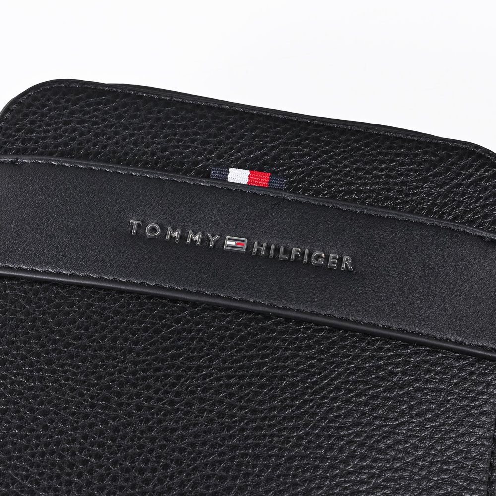 高品質ヨーロッパ輸入モデル トミーヒルフィガー TOMMY HILFIGER ショルダーバッグ メンズ CENTRAL MINI CROSSOVER ブラック AM0AM14698 BDS BLACK 送別会 誕生日 結婚祝い 結婚式 彼氏 息子 夫 男性 名刺入れ 高級 父の日 母の日 即日発送