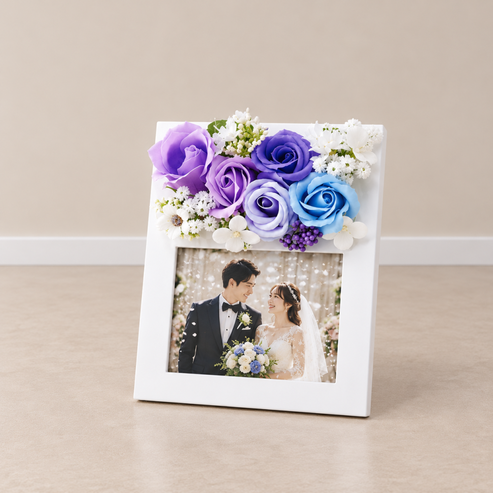 結婚祝い フォトフレーム 写真入り ブルーフラワー 花ギフト ウェディング 入籍祝い 新婚 カップル 夫婦 結婚記念日 記念写真 写真立て フラワーアレンジメント 紫 青 花飾り 両親 友人 同僚 上司 プレゼント 贈り物 ギフト お祝い 新居祝い 引越し祝い 誕生日 母の日 父の日 感謝 結婚式 披露宴 受付装飾 インテリア オーダーメイド 思い出 家族写真 新生活 門出 おしゃれ 上品 贈答用