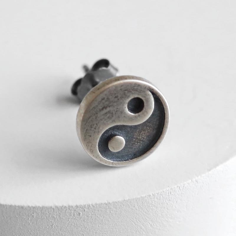 シルバー925 太極図ピアス 陰陽モチーフ スタッドピアス メンズ レディース ユニセックス アクセサリー 中華風 オリエンタル 個性的 小ぶり 円形 丸型 耳飾り カジュアル モード シンプル ワンポイント 普段使い 片耳用 1点