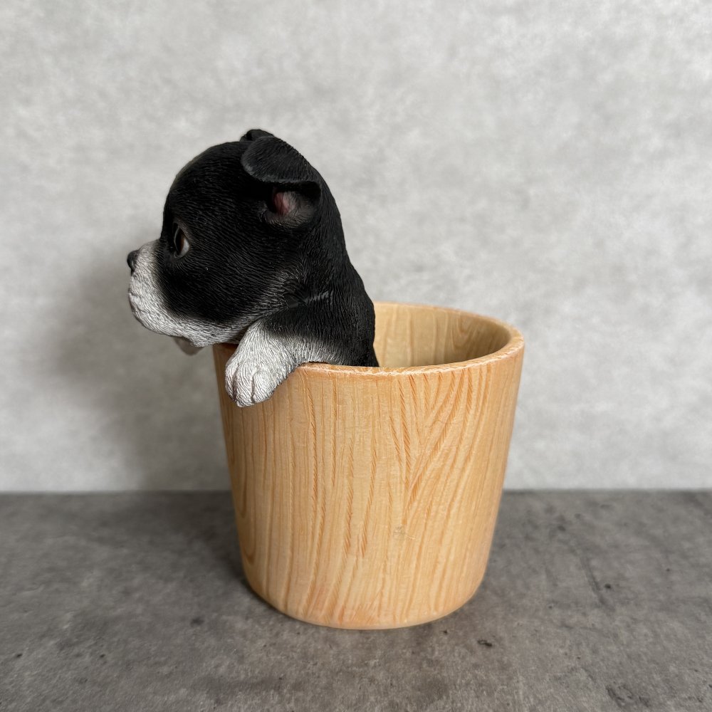 犬の置物 ペン立て woobia ウービア ボストンテリア リアル動物オーナメント 高さ12cm 木目調バケツ ペンスタンド 鉛筆立て イギリス職人手彩色 デスク 書斎 オフィス 在宅ワーク 犬好き 誕生日 退職祝い 就職祝い 記念日 ギフト プレゼント おしゃれ