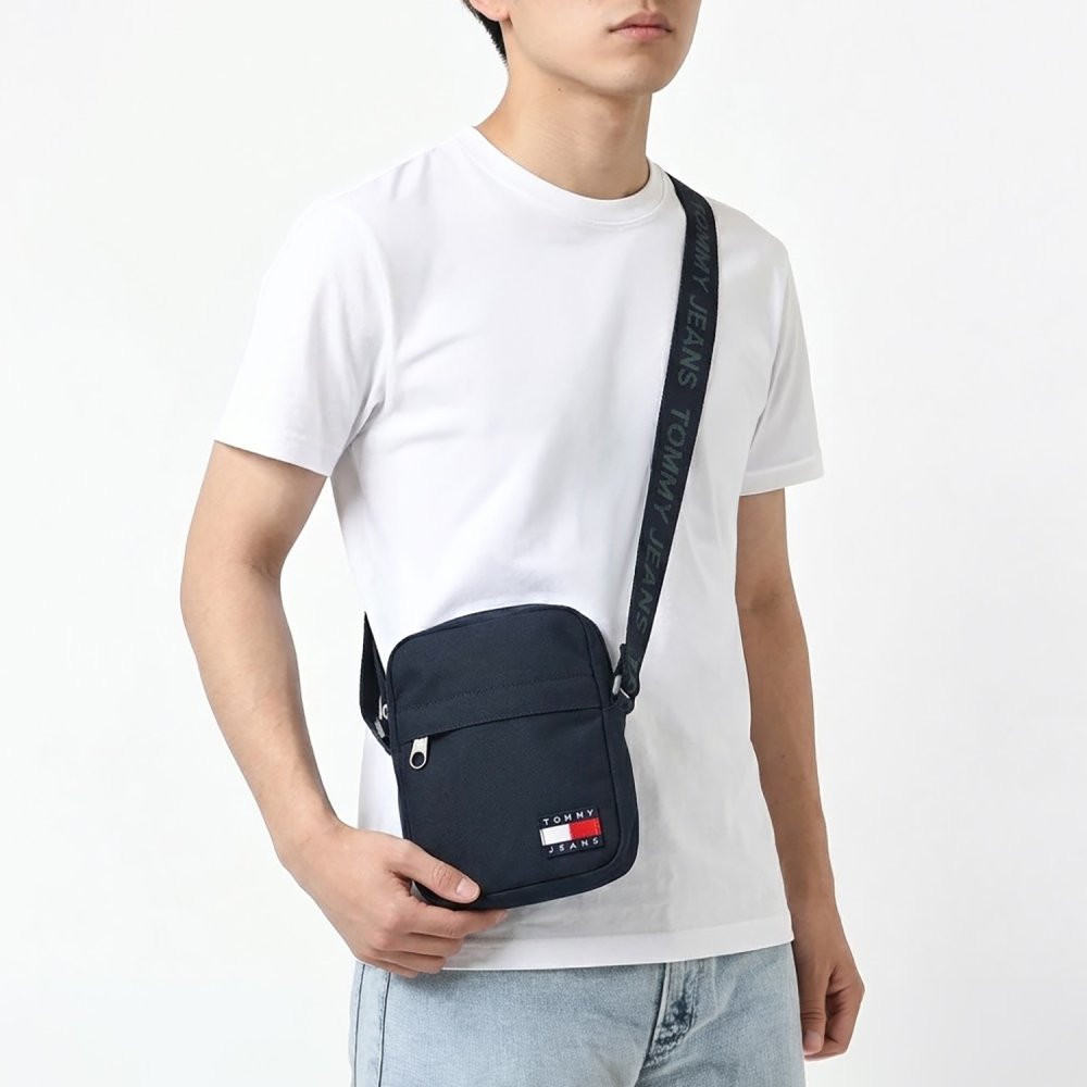 高品質ヨーロッパ輸入モデル トミーヒルフィガー TOMMY HILFIGER ショルダーバッグ メンズ TOMMY JEANS ESSENTIAL DAILY REPORTER ダークナイトネイビー AM0AM13710 C1G DARK NIGHT NAVY 送別会 誕生日 結婚祝い 結婚式 彼氏 息子 夫 男性 名刺入れ 高級 父の日 母の日 即日発送