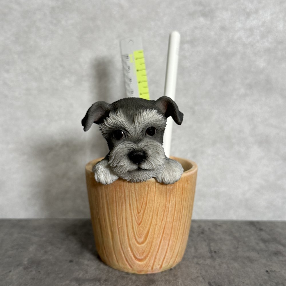 犬の置物 ペン立て woobia ウービア シュナウザー リアル動物オーナメント 高さ12cm 木目調バケツ ペンスタンド 鉛筆立て イギリス職人手彩色 デスク 書斎 オフィス 在宅ワーク 犬好き 誕生日 退職祝い 就職祝い 記念日 ギフト プレゼント おしゃれ