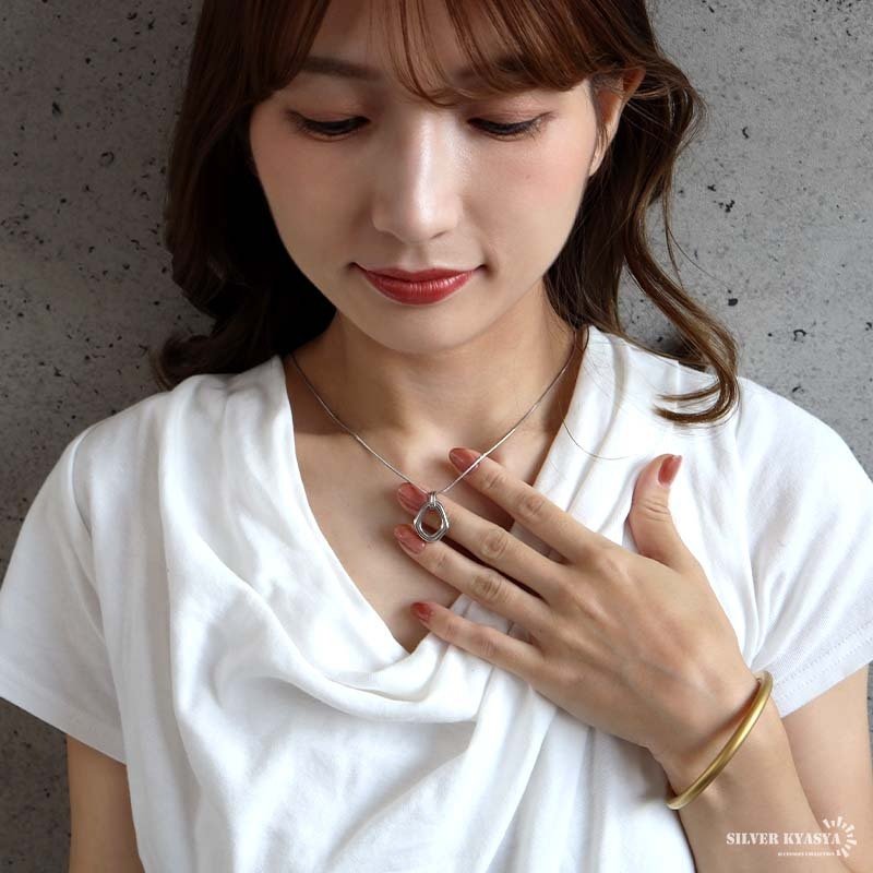 ステンレス オーバルネックレス ニュアンス 2カラー レディース ペンダント 楕円 中抜き 変形 曲線 メタル 艶感 華奢チェーン シンプル モダン 上品 きれいめ 大人 カジュアル アクセサリー ワンポイント 重ね付け おしゃれ