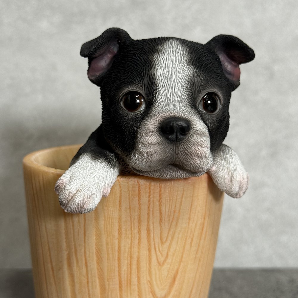 犬の置物 ペン立て woobia ウービア ボストンテリア リアル動物オーナメント 高さ12cm 木目調バケツ ペンスタンド 鉛筆立て イギリス職人手彩色 デスク 書斎 オフィス 在宅ワーク 犬好き 誕生日 退職祝い 就職祝い 記念日 ギフト プレゼント おしゃれ