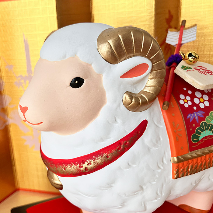 干支 置物 薬師窯 錦彩招福未 (福祥・破魔矢付)  81 干支の置物 羊 未 未年 陶器 ひつじ ヒツジ 2027年  干支置物 薬師 窯 の 置物 飾り 2027 迎春 正月 縁起 粗品 景品 伝統工芸・陶器の和遊感
