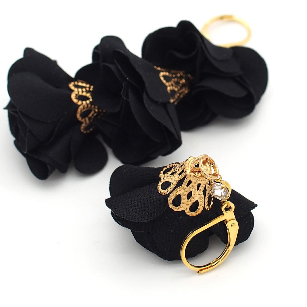 ピアス 金属アレルギー サージカルステンレス フック 落ちない 引っかからない 外れにくい フック 花びら フラワー タッセル 揺れる 上品 かわいい 大ぶり アシンメトリー ハロウィン コスプレ クリスマス パーティー