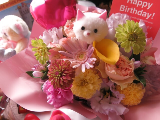 ネコ ねこ 猫入り フラワーアレンジメント 誕生日 デザイナーにおまかせ 生花使用 