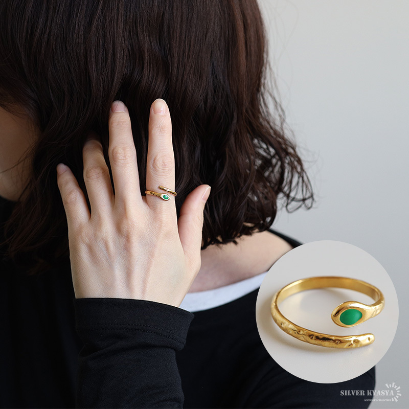 ステンレス スネークリング 2カラー ワンポイント 緑 黒 18KGP ゴールド gold 槌目 オープンリング フリーサイズ レディース 女性 指輪 金属アレルギー対応