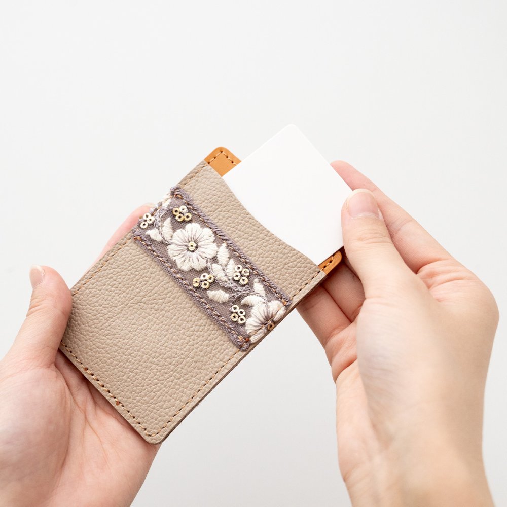 パスケース リール付き 【 インド刺繍 01 × シュリンクレザー 】 本革 レザー 刺繍 リボン 定期入れ 新生活