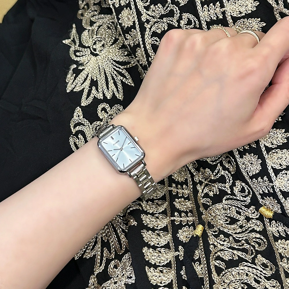 箱なし カシオ 腕時計 レディース CASIO アイスブルー アクア 水色 シルバー スクエア 長方形 メタル 海外モデル 逆輸入 小さめ 薄型 シンプル 上品 仕事 通勤 就職祝い 誕生日 母の日 プレゼント ギフト 成人 卒業 入学