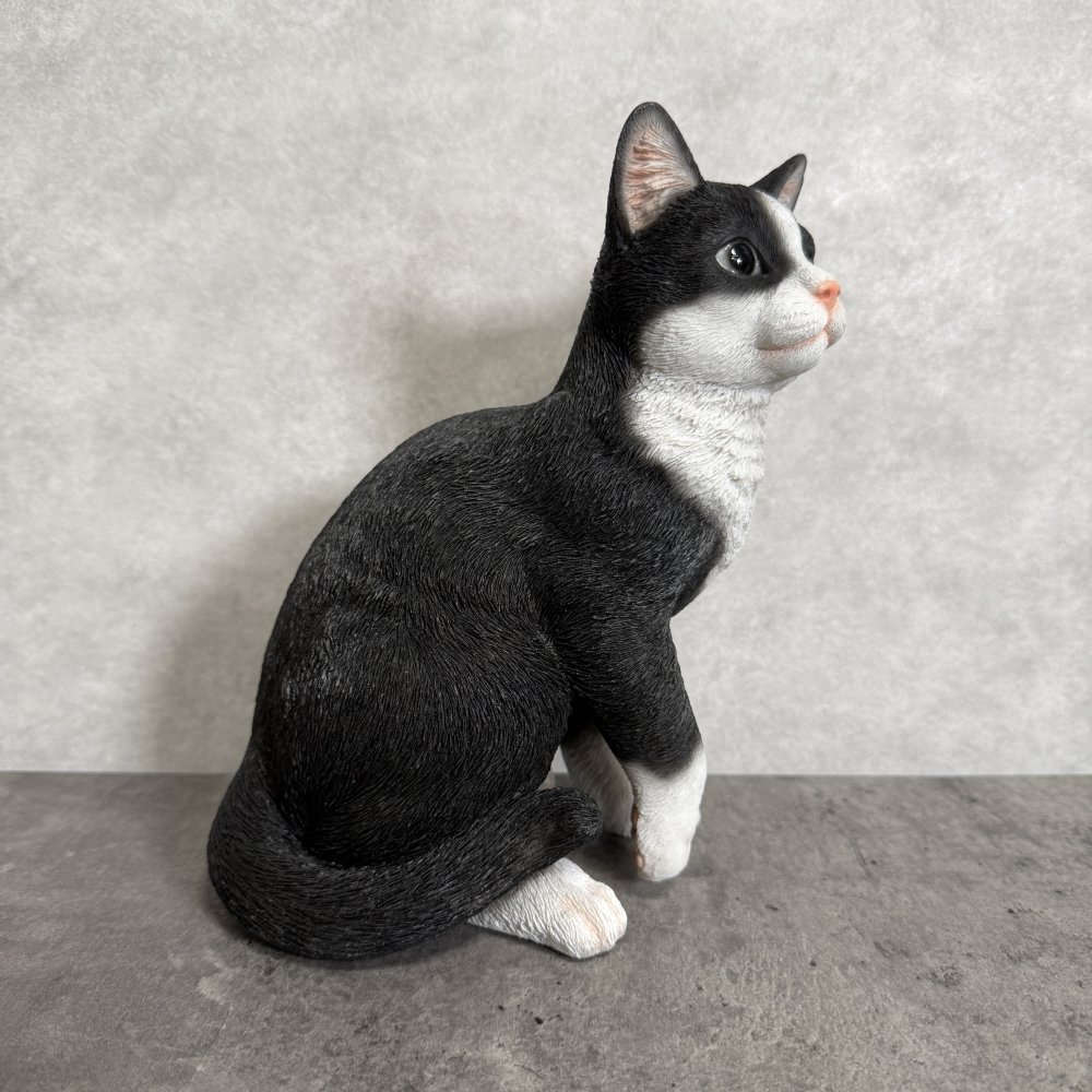 置物 お座りハチワレ黒白猫 ネコ 高さ22.5cm woobia ウービア 大きい かわいい おしゃれ ガーデン インテリア オブジェ 可愛い プレゼント 北欧 玄関 雑貨 動物 モダン 面白い 庭 ギフト 屋外 家 リアル 玄関先 ガーデンオーナメント