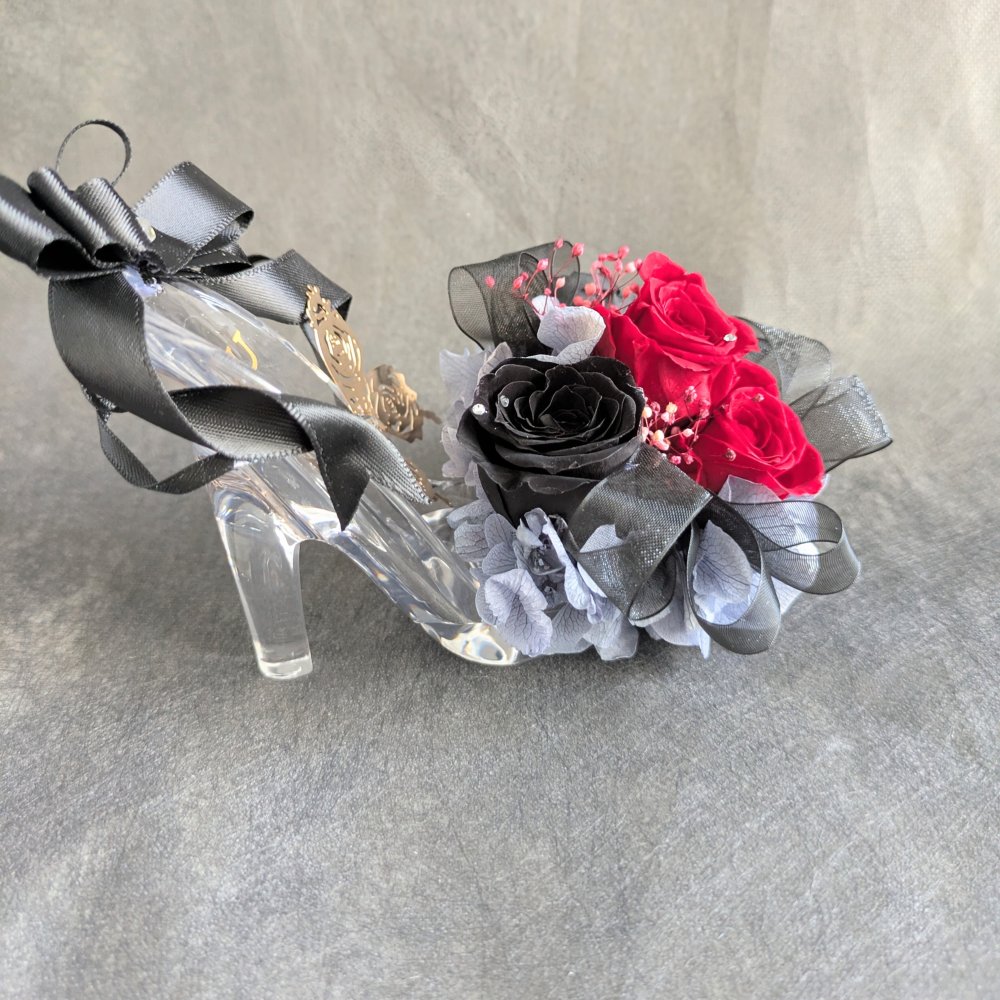 【プリザーブドフラワー／ガラスの靴ミニシリーズ】黒薔薇と赤薔薇のミニ薔薇とリボンのギフトシューズ♡