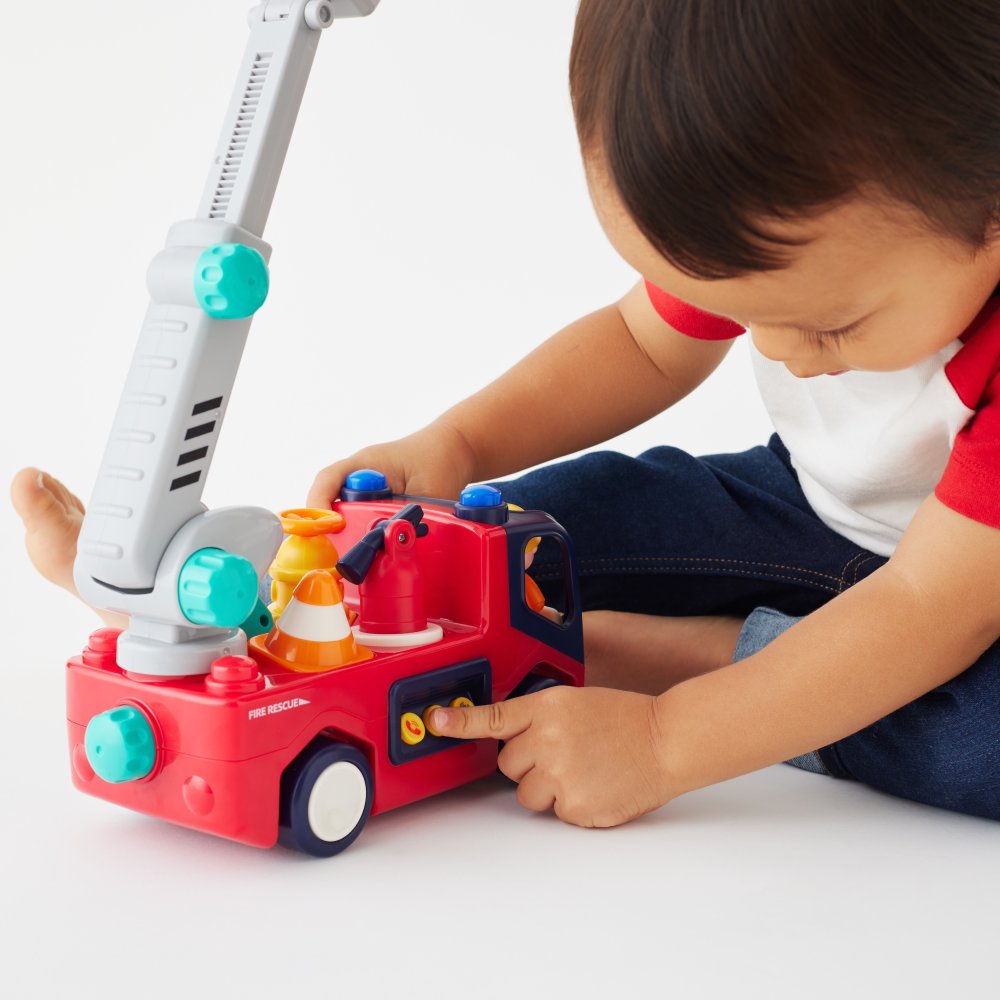 誕生日プレゼント Hola Toys オラトイズ 音がいっぱい 自分で走る しょうぼうしゃ 消防車 おもちゃ はたらく車 働く車 乗り物 はしご サイレン 音が鳴る 音楽 ごっこ遊び 消防士ごっこ レスキュー 人形付き 知育玩具 1歳半 18カ月 2歳 3歳 男の子 女の子 お祝い ギフト