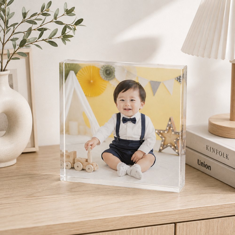 1歳誕生日 ガラスブロック 男の子 記念写真 ギフト 贈り物 オーダーメイド 記念日 名入れ 写真プレート 写真立て 子ども 感謝 写真入り 記念品 親孝行 おしゃれ 金婚式 孫 敬老の日 両親 成長記録 誕生日 父の日 置き物 フォトフレーム プレゼント フォトキューブ 思い出 ディスプレイ フォトギフト 家族 オリジナル 母の日 銀婚式 写真 結婚記念日 サプライズ リビング 三世代【c01】